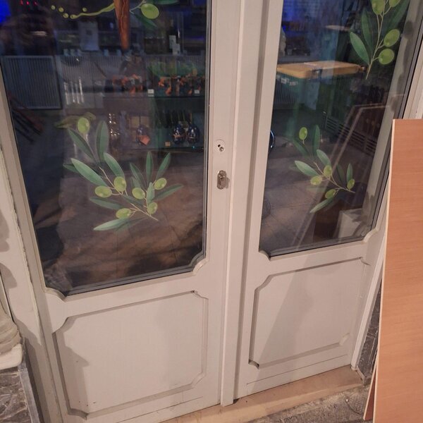 double porte vitrée avec cylindre de serrure retiré et traces d'arrachement, intervention serrurier