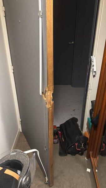 porte intérieure avec chant fracturé autour de la serrure, réparation et renfort en cours par serrurier